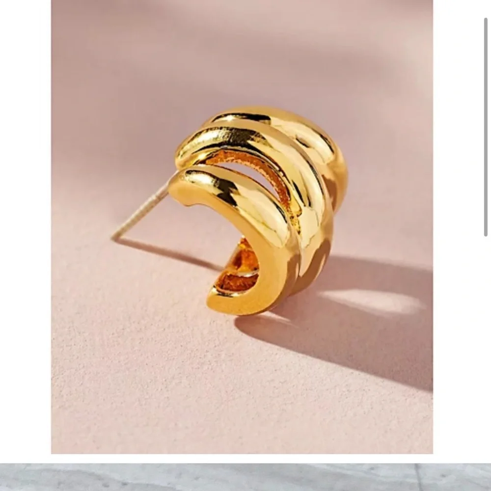 New Anthropologie Stacked Mini Gold Huggie half Hoop Earrings